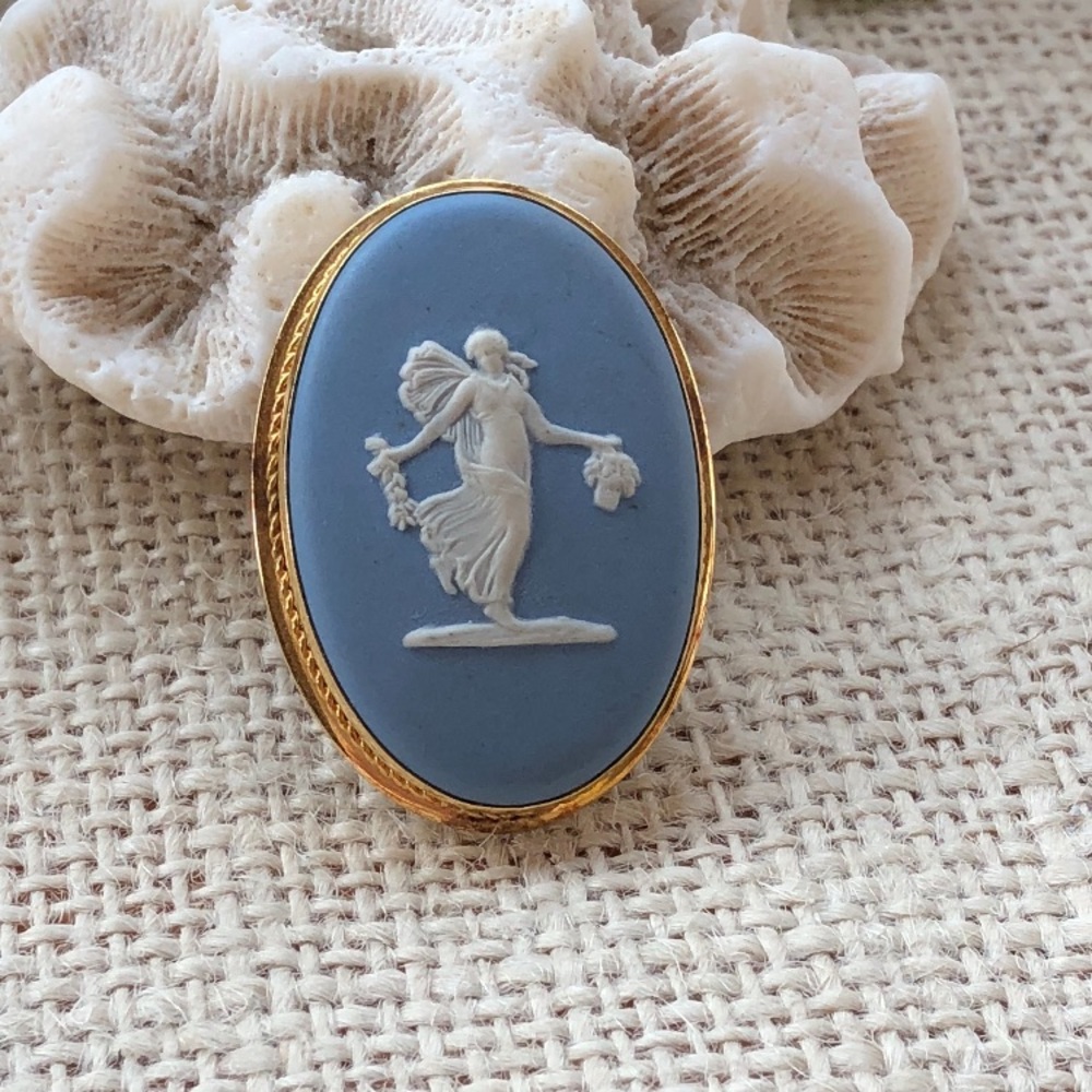 Vintage 1973 Wedgwood Brooch Pendant